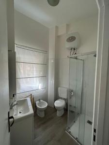 La salle de bains est pourvue de toilettes, d'un lavabo et d'une douche. dans l'établissement Casa di Giovi, à Caltagirone