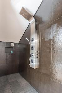 馬亞的住宿－Solar dos Alexandres，带淋浴的浴室,墙上配有电话
