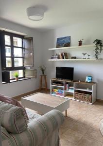 sala de estar con sofá y mesa de centro en Preciosa Casa de Indiano En Noriega (Asturias), en Noriega