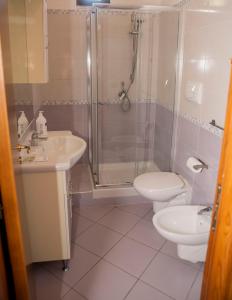 W łazience znajduje się prysznic, toaleta i umywalka. w obiekcie Il Poggio Veronica w mieście San Nicola