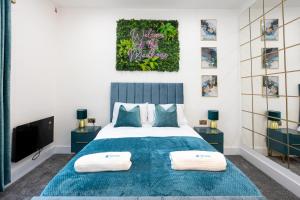 Säng eller sängar i ett rum på Luxurious Duplex in Bolton – Sleeps 6 – Parking