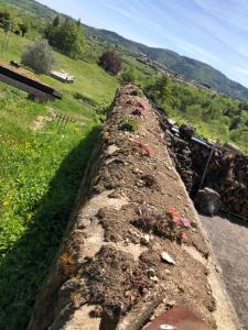 un muro di contenimento con fiori sul fianco di una collina di Le Pré des Taupes a Préaux