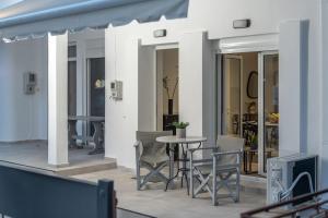 een patio met stoelen en een tafel op een balkon bij Helios in Ierápetra