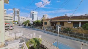 Blick auf eine Straße in einer Stadt mit Gebäuden in der Unterkunft STAY Mythos Down Town House in Nikosia