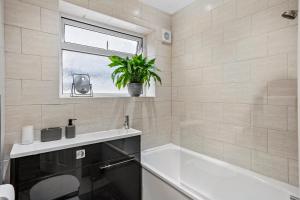 Ένα μπάνιο στο Stylish Maisonette near the heath with Free parking & Wi-Fi +14 φωτογραφίες