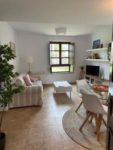 sala de estar con sofá y mesa en Preciosa Casa de Indiano En Noriega (Asturias) en Noriega