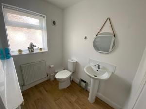 Un baño de Private House with free park for group near Wembley station