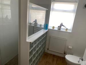 Un baño de Private House with free park for group near Wembley station