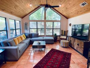 a living room with a couch and a tv at Jania Boho Chic Retreat in Austin