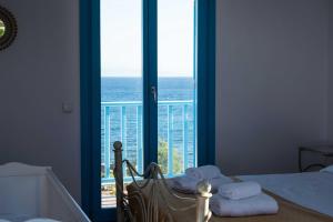 Golden View Villa with Private Swimming Pool في كريس أكتي: غرفة نوم مع سرير وإطلالة على المحيط +26 صورة