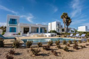 Golden View Villa with Private Swimming Pool في كريس أكتي: فيلا بمسبح امام مبنى