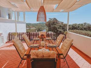 eine Terrasse mit einem Tisch und Stühlen auf einer Terrasse in der Unterkunft Green Ville in Faro