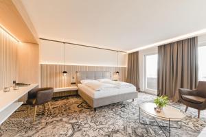 Postel nebo postele na pokoji v ubytování Hotel und Therme NOVA + 37 fotografií
