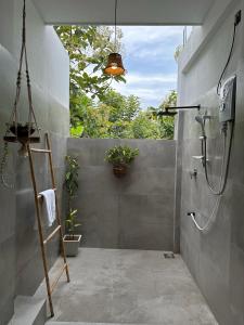 La salle de bains est pourvue d'une douche avec une porte en verre. dans l'établissement Finch Tangalle, à Tangalle