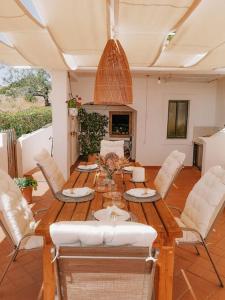 a living room with a wooden table and chairs at Green Ville in Faro