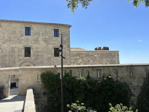 um edifício com uma luz de rua em frente em Hôtel La Prison em Béziers