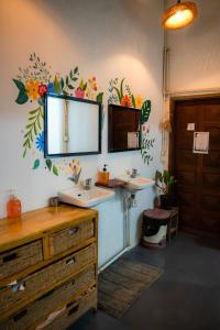 TV a/nebo společenská místnost v ubytování Sacred Lotus - Vegan Café X Hostel