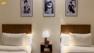 Ένα ή περισσότερα κρεβάτια σε δωμάτιο στο Happy View Inn