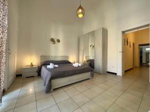 1 dormitorio con cama y espejo. en CconfortHotels Appartamento Crispi - SELF CHECK IN en Bari