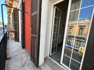 una puerta abierta a un edificio con balcón en CconfortHotels Appartamento Crispi - SELF CHECK IN en Bari