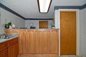 a kitchen with wooden cabinets and a counter top at Charleston Eagle Inn in Charleston