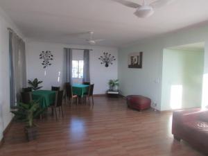 - un salon avec une table et des chaises vertes dans l'établissement Hotel Marquês de Maricá, à Maricá