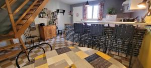 GraignesにあるEntre Ciel et Maraisの部屋にテーブルと椅子のあるキッチン