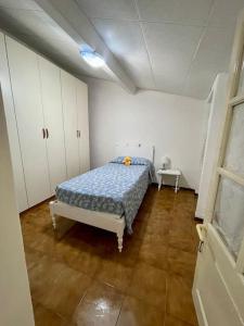 a bedroom with a bed in a room at Casa vacanze Da Meryon in Albiano
