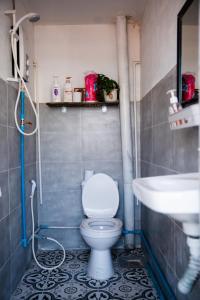 uma casa de banho com um WC branco e um lavatório. em Sacred Lotus - Vegan Café X Hostel em Phnom Penh