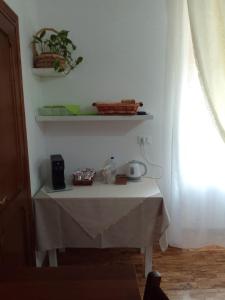 una mesa con un mantel blanco. en dalla CARLA in Toscana en Monte San Savino