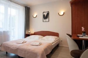 um quarto com uma cama com duas toalhas em Willa Maja em Ciechocinek