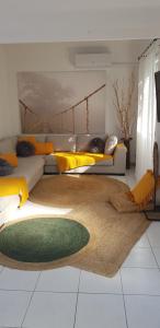 salon z kanapą i dywanem w obiekcie Koukie Family House w mieście Le Grau-dʼAgde