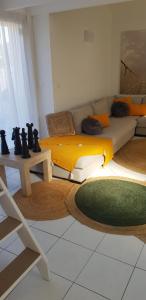 salon z kanapą i stołem w obiekcie Koukie Family House w mieście Le Grau-dʼAgde