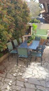 Patio lub wspólna przestrzeń na świeżym powietrzu w obiekcie Koukie Family House