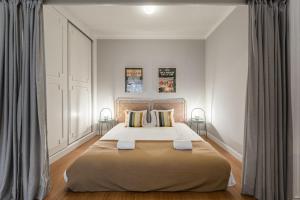 een slaapkamer met een groot bed met 2 kussens bij GuestReady - A warm city refuge in Cedofeita in Porto
