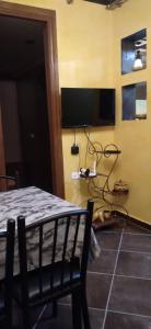 um quarto com uma mesa e uma televisão na parede em TOP Appartement em Aourir