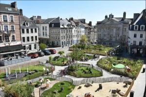 vista su una città con edifici e parco di Le Ch'ti Cocon - Hyper centre - rdc - neuf a Boulogne-sur-Mer