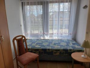een kleine slaapkamer met een bed en een raam bij Ferienquartier Z3 in Zinnowitz
