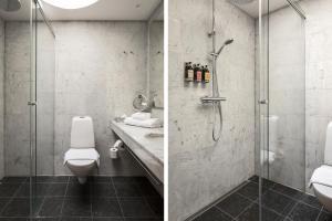 2 fotografías de un baño con ducha y aseo en Villa Källhagen en Estocolmo