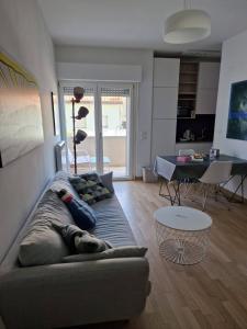 ein Wohnzimmer mit einem Sofa und einem Tisch in der Unterkunft "Beyond the Sea" Casa Vacanze - Costa dei Trabocchi in Fossacesia