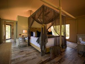 ein Schlafzimmer mit einem Himmelbett in einem Zimmer in der Unterkunft Oase by 7 Star Lodges - Greater Kruger Private 530ha Reserve in Hoedspruit