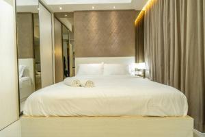 ein Schlafzimmer mit einem großen weißen Bett mit Handtüchern darauf in der Unterkunft Modern & comfy studio in central Jakarta, SCBD in Jakarta + 26 Fotos