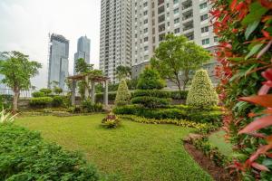 un parque en medio de una ciudad con edificios altos en Modern & comfy studio in central Jakarta, SCBD en Yakarta