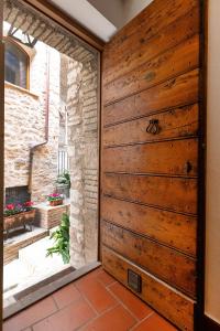 porta in legno in camera con finestra di Smeraldo a Spello