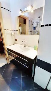 uma casa de banho com um lavatório e um espelho em casa di arya CODICE CITRA LT-0043 em Vescina