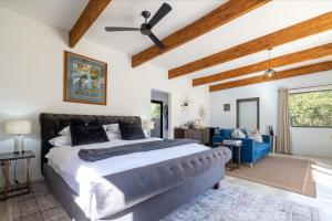 una camera con letto e ventilatore a soffitto di Oase by 7 Star Lodges - Greater Kruger Private 530ha Reserve a Hoedspruit