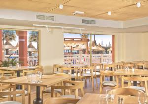 日落海滩俱乐部公寓酒店餐厅或其他用餐的地方
