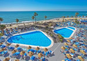 - Vistas aéreas a la piscina del complejo y al océano en Sunset Beach Club Hotel Apartments, en Benalmádena