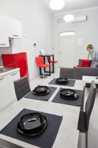 una cucina con tavolo e piatti neri di Margò Luxury a Mola di Bari