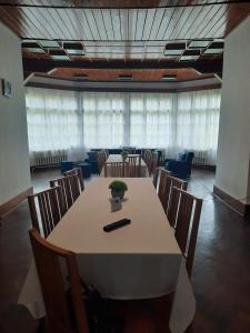 a conference room with a long table and chairs at Vila Viorica in Sovata